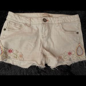 🌸 No boundaries off white denim shorts with lace